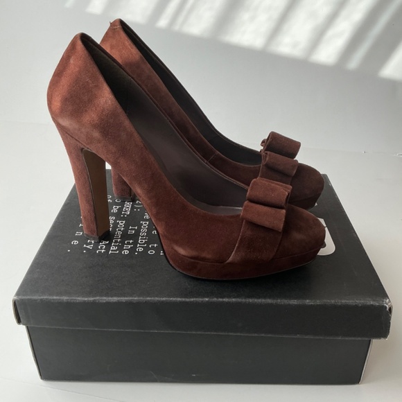 NWT MRKT Claire Chocolate Brown Faux Suede Heels with bow Size 9.5 - Picture 3 of 8